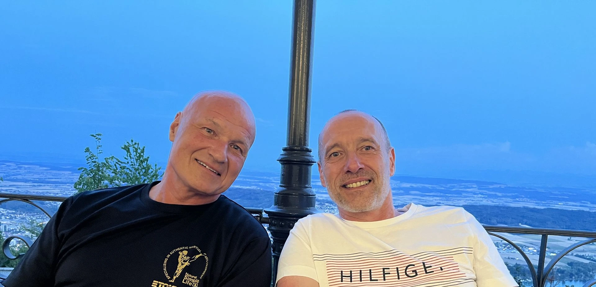 Horst shihan (7e dan, Zwitserland) en Joachim shihan (6edan, België) genieten samen van ontspannende gesprekken en een biertje